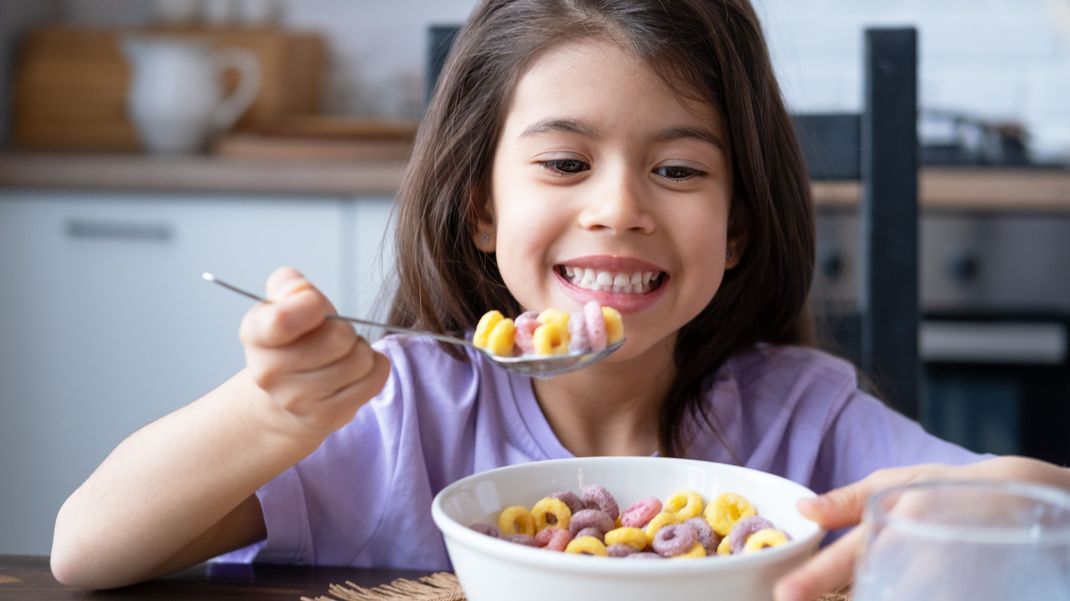 Bunte Frühstücks-Cerealien machen wohl jedes Kind glücklich. Aber Achtung, viele Produkte sind super ungesund!