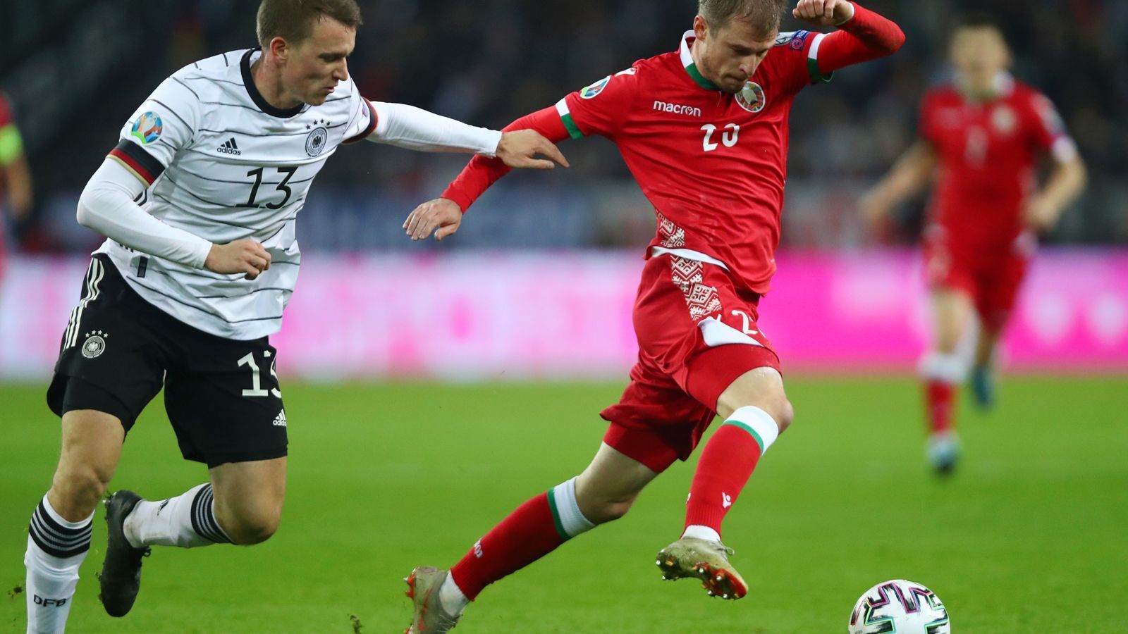 
                <strong>Lukas Klostermann</strong><br>
                Ähnlich wie Ginter fällt Klostermann überwiegend auf der rechten Außenbahn auf. Der Rechtsverteidiger sorgt mit seinen Vorstößen immer wieder für Gefahr und schlägt einige scharfe Flanken vor den Kasten von Gutor. ran-Note: 2
              