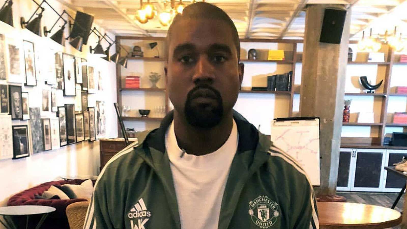 
                <strong>Kanye West (Manchester United)</strong><br>
                US-Rapper Kanye West bekennt sich zu seinem Lieblingsteam: Manchester United! Der Ehemann von Kim Kardashian trägt auf einem Bild, das der englische Rekordmeisters twitterte, eine Trainingsjacke des Traditionsklubs. Der Blick des Rappers passt dabei irgendwie perfekt zu den durchwachsenen Vorstellungen der "Red Devils" in den zurückliegenden Wochen.
              