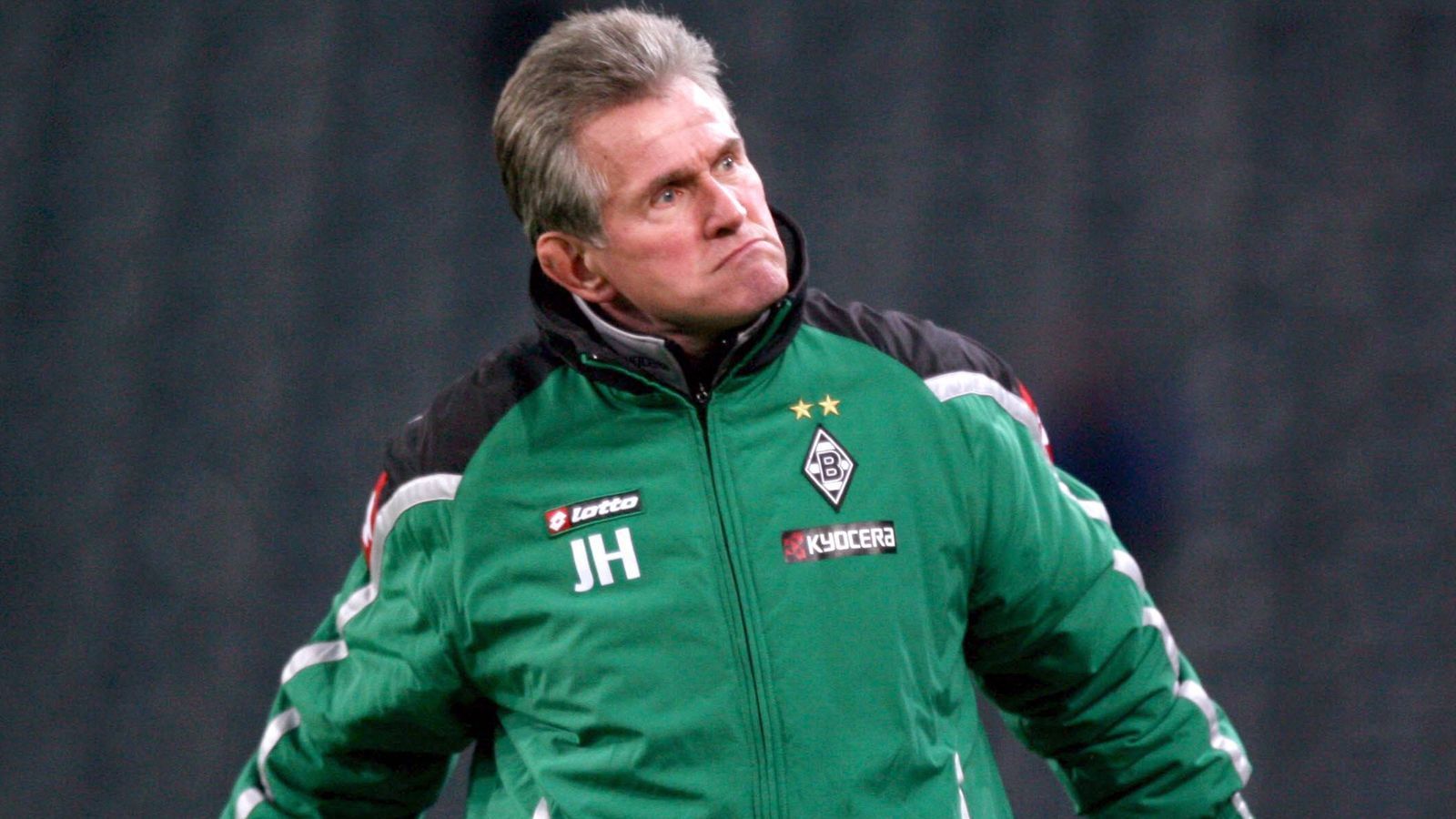 
                <strong>Alte Liebe rostet</strong><br>
                Auch mit der alten Liebe lief es nicht mehr. 2006 heuerte er wieder bei seiner Borussia an, doch die zweite Liaison als Trainer war unschön. Abstiegskampf und dazu angebliche Morddrohungen, Heynckes trat entnervt zurück. Unvergessen die Anekdote, dass er den Dienstwagen gewaschen und vollgetankt zurückgab. Ein Ehrenmann.
              