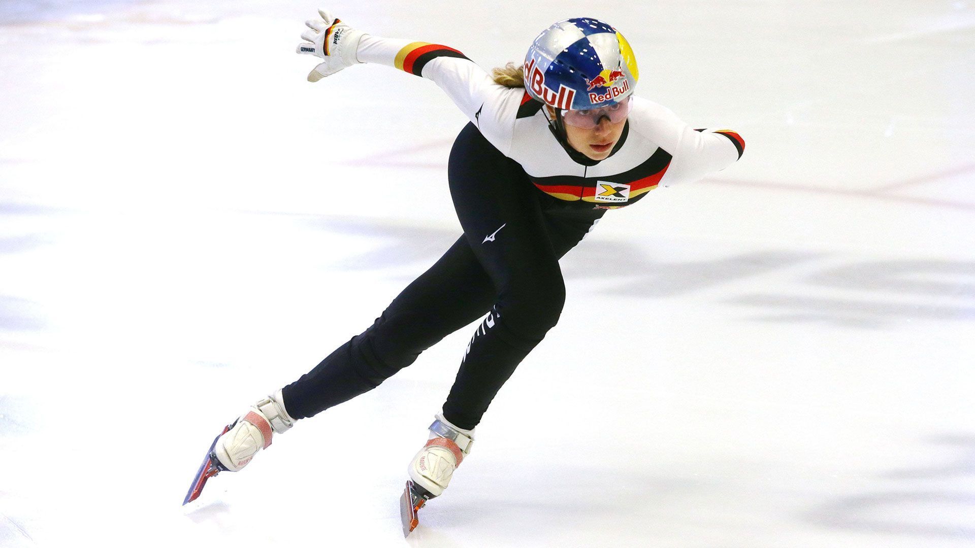 
                <strong>Shorttrack</strong><br>
                Beim Shorttrack geht nur eine deutsche Athletin an der Start. Anna Seidel befindet sich nach einem Schien- und Wadenbeinbruch vor einem knappen Jahr allerdings noch nicht in Bestform. Für die 23-Jährige ist es die erste Teilnahme bei Olympischen Spielen. Bei den Europameisterschaften 2021 in Danzig gewann Seidel die Silbermedaille über 1500 Meter und im Mehrkampf sowie Bronze über 1000 Meter.
              