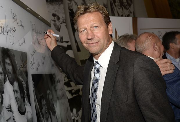 
                <strong>Guido Buchwald</strong><br>
                Noch ein Weltmeister: Guido Buchwald spielte zehn Jahre lang für die DFB-Elf. Grandios war sein Spiel im Finale gegen Argentinien, als er Diego Maradona ausschaltete. Auch gegen Spanien eine feste Größe.
              