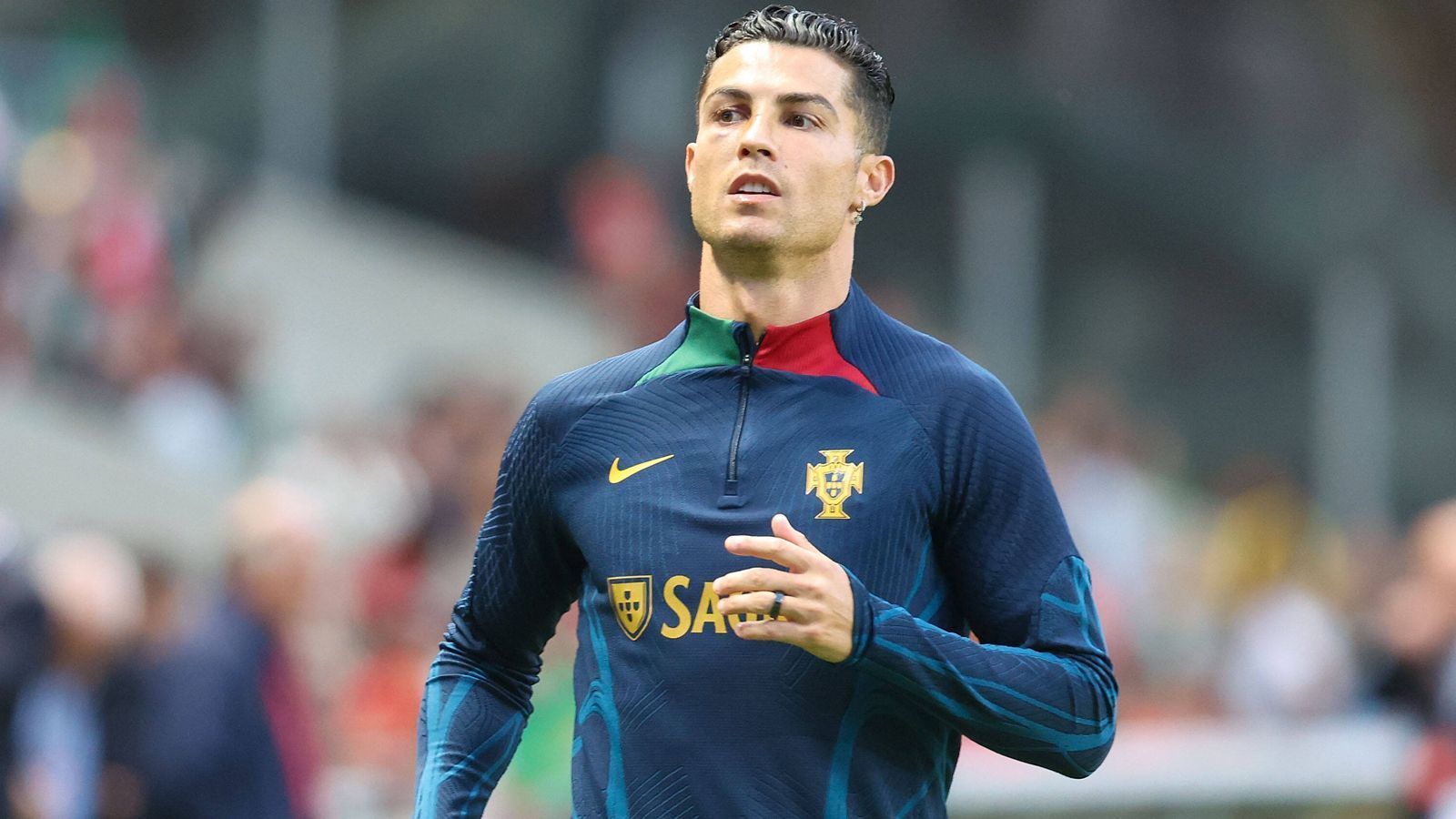 
                <strong>Cristiano Ronaldo (Portugal)</strong><br>
                Dass sich die großartige Karriere von Cristiano Ronaldo dem Ende entgegen neigt, ist kein Geheimnis mehr. Mit 37 Jahren spielt der Superstar bei Manchester United nur noch eine Nebenrolle. Umso größer dürfte der Ehrgeiz Ronaldos sein, es in Katar noch einmal der Welt zu zeigen. Die Europameisterschaft hat Ronaldo mit Portugal gewonnen, bei der WM hat seine Mannschaft allerdings nur Außenseiterchancen auf den goldenen Pokal. Aber wer weiß schon, was bei dem ungewöhnlichsten Turnier der Fußballgeschichte passieren wird?
              