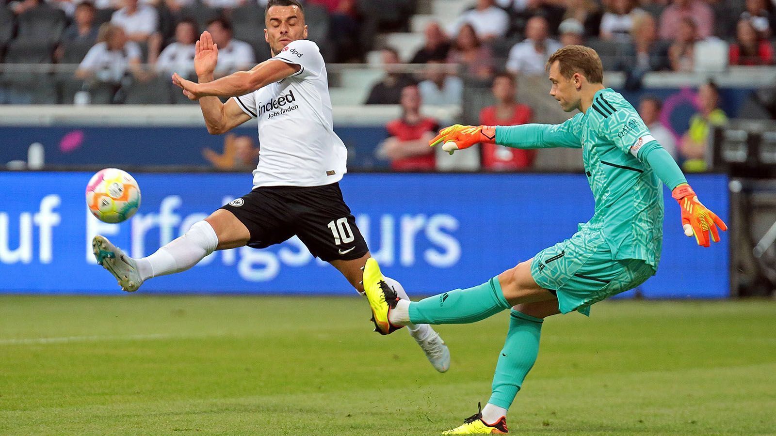 
                <strong>Manuel Neuer</strong><br>
                Für den Keeper ist es ein ziemlich ruhiger Abend im Frankfurter Stadtwald. Hat bei einem Latten-Kopfball von Tuta ein bisschen Glück, ist ansonsten aber wie gewohnt da, wenn man ihn braucht - möchte man jedenfalls meinen. Denn in der 64. Minute vertändelt Neuer am eigenen Strafraum leichtfertig und völlig ohne Not den Ball gegen Eintracht-Neuzugang Randal Kolo Muani, der daraufhin zum 1:5 ins leere Tor trifft. Eine unnötige Aktion des deutschen Nationalkeepers. ran-Note: 4
              