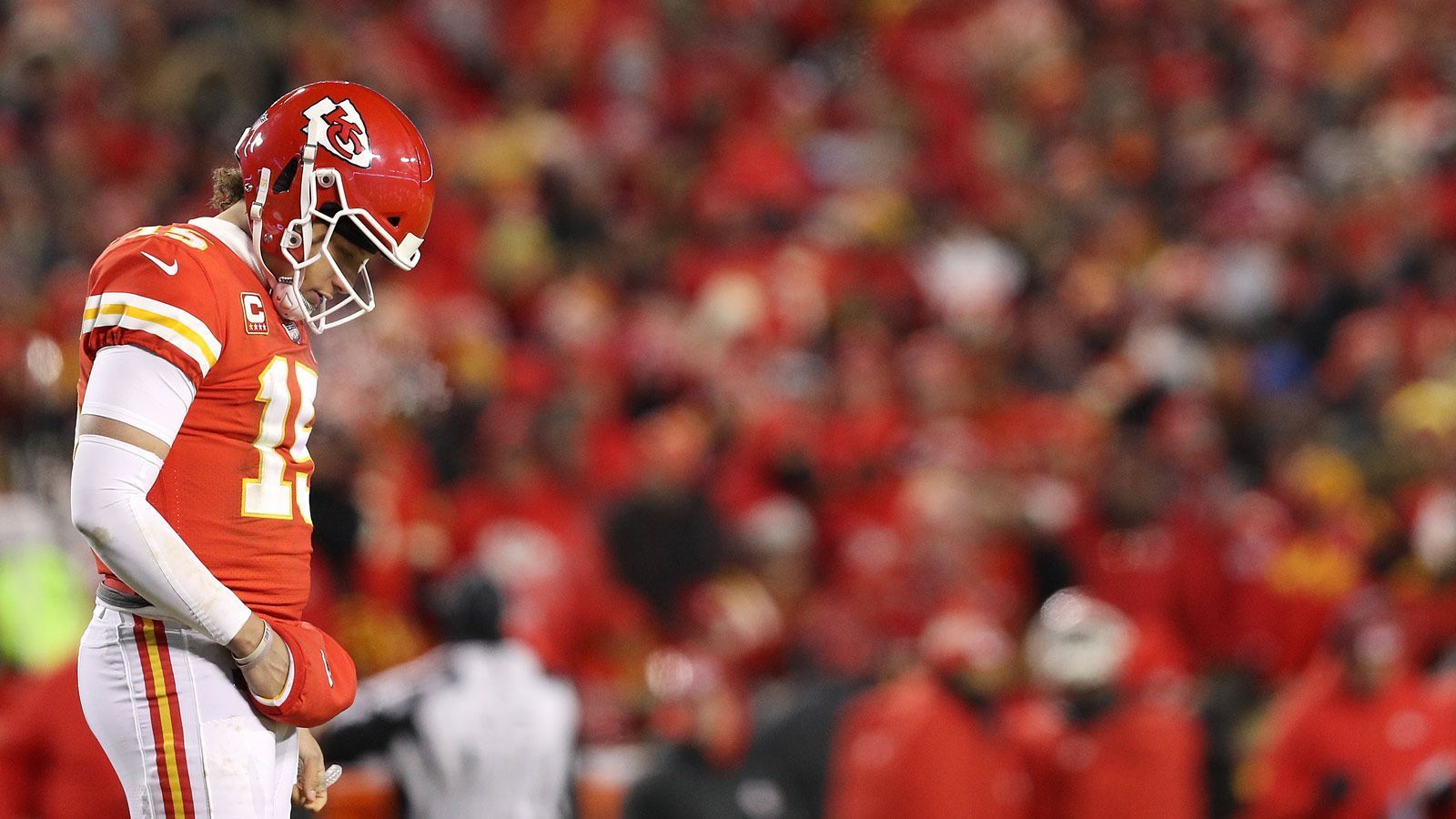 
                <strong>Patrick Mahomes: Sechs Siege und eine bittere Niederlage</strong><br>
                Der Quarterback der Kansas City Chiefs kann sich weiterhin über eine nahezu perfekte Playoff-Bilanz freuen. Von insgesamt sieben Postseason-Spielen konnte Mahomes sechs für sich entscheiden, die einzige Niederlage stammt aus dem AFC Championship Game der Saison 2018. Gegner waren damals die New England Patriots und ein gewisser Tom Brady, die sich erst in der Overtime durchsetzen konnten. Besonders bitter: Mahomes und die Chiefs kamen während der Verlängerung nicht mehr in Ballbesitz, um die Partie noch zu ihren Gunsten entscheiden zu können. In Super Bowl LV (Sonntag, 7. Februar, ab 22:40 Uhr live auf ProSieben und ran.de) hat der Superstar nun die Chance auf eine Revanche.
              