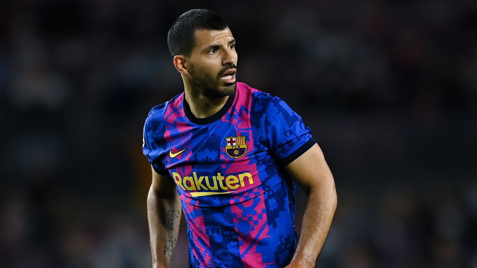 
                <strong>Sergio Agüero (Herzprobleme)</strong><br>
                Mit Sergio Agüero beendet einer der größten Stürmer des Jahrtausends wegen Herzproblemen seine erfolgreiche Karriere. Der 33-jährige Argentinier wechselte erst im Sommer zum FC Barcelona. Zuvor hatte er in zehn Jahren bei Manchester City fünf Meisterschaften gewonnen und war zum Rekordtorschützen der "Citizens" avanciert. Dementsprechend ließ es sich sein langjähriger Trainer Pep Guardiola auch nicht nehmen, bei der Abschieds-PK in Barcelona dabei zu sein. "Für mich ist es ein sehr schwieriger Moment", sagte Agüero unter Tränen. Er habe alles versucht, aber sich nach Rücksprache mit den Ärzten dazu entschieden, nicht mehr auf den Rasen zurückzukehren. "Ich gehe erhobenen Hauptes", so der Stürmer. Und das kann er auch. In 666 Profispielen erzielte Agüero 379 Tore - seinen Platz in den Geschichtsbüchern hat er sicher. 
              
