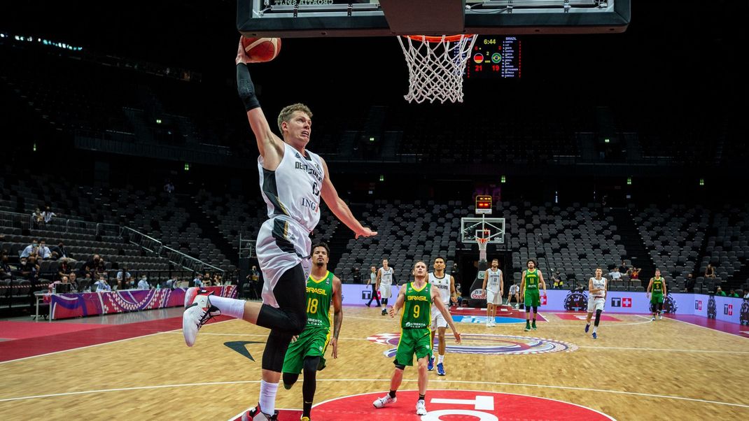 4. Juli 2021: Moritz Wagner von Deutschland (links) in Aktion gegen Lucas Dias (18) von Brasilien. Bei Olympia kommt es erneut zum Duell.