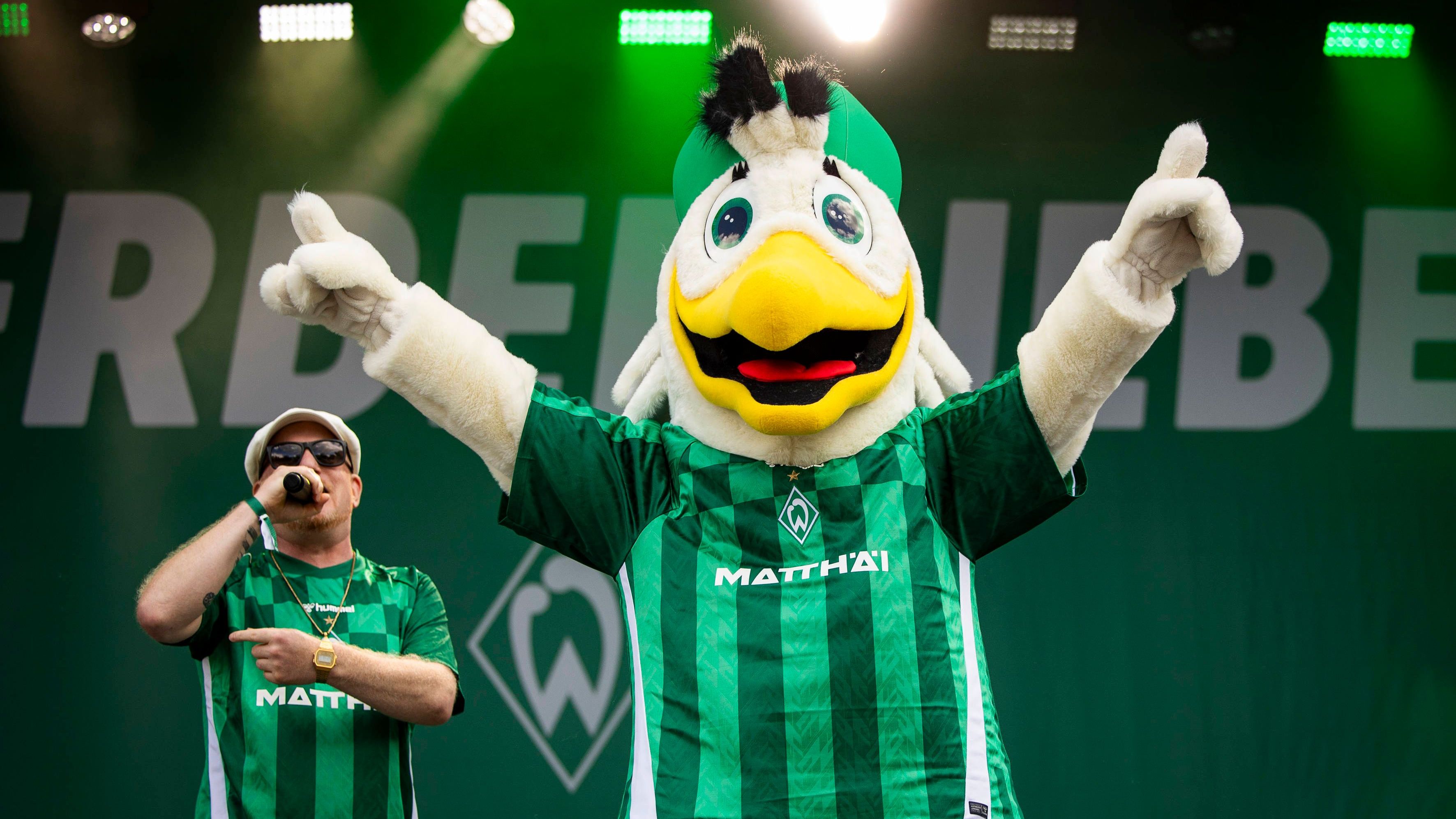 <strong>SV Werder Bremen: Toni</strong><br>Die Grün-Weißen haben wieder ein Plüschtier. Die schlichtere Variante von Werdi, der sich in den 90er-Jahren als Flop herausgestellt hatte, soll sich in die Herzen der Kinder spielen. An Spieltagen wird der Möwerich aber vorerst nicht im Weserstadion vor Ort sein. Biene, Elch, Maus - <strong><em>ran</em></strong> zeigt die Maskottchen der Bundesliga.