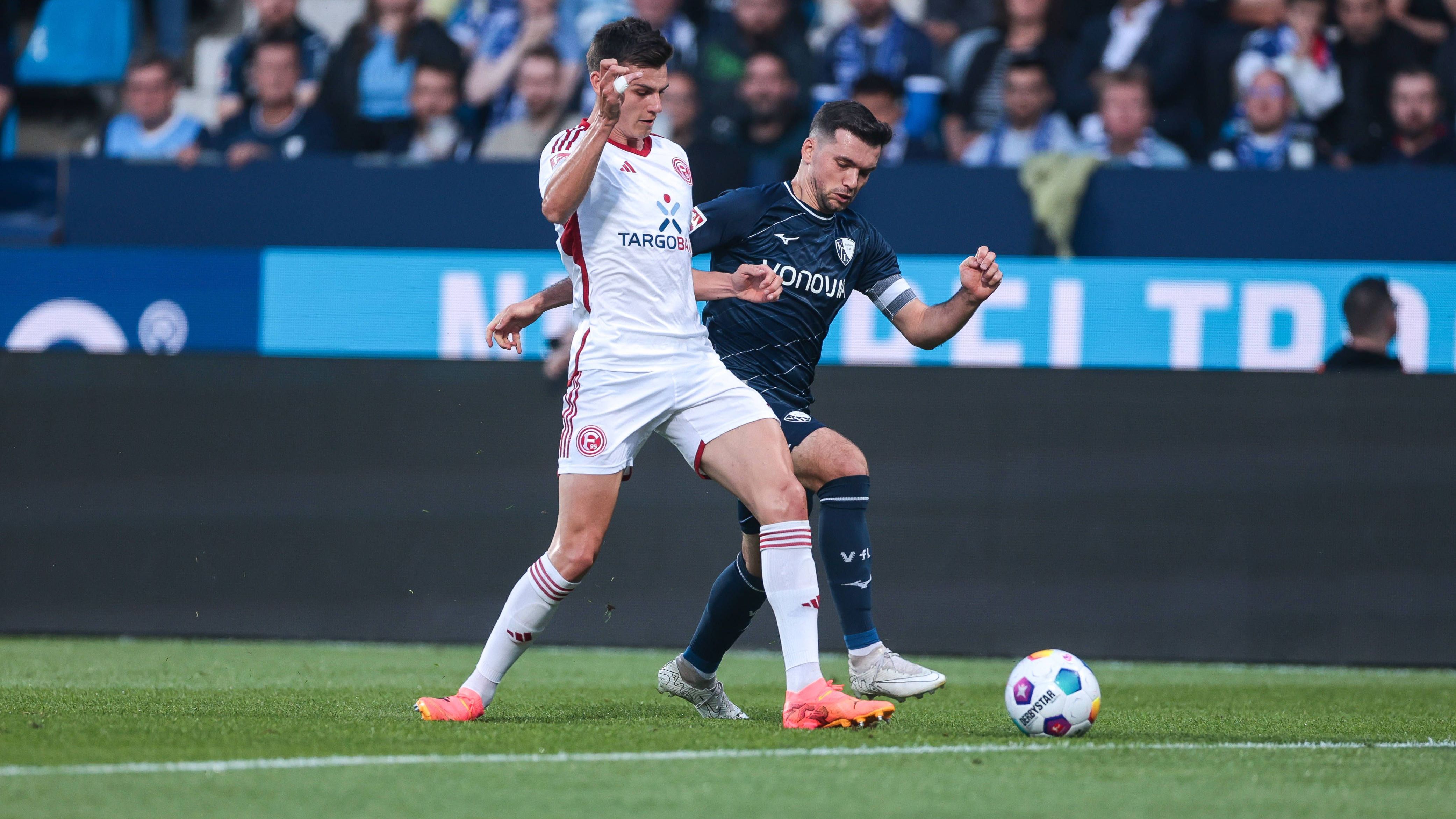 <strong>Yannick Engelhardt (Fortuna Düsseldorf)</strong><br>Vor allem defensiv gefordert, rettet er in den brenzligen Situationen. Wichtiger Block gegen Stöger (26.), ab und an mit unnötigen Fouls im Mittelfeld. Seine durchweg solide Leistung krönt er mit dem Treffer zum 0:3, als er Luthes Abpraller hellwach verwertet. <em><strong>ran</strong></em><strong>-Note: 2</strong>