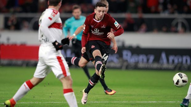 
                <strong>Rechtes Mittelfeld - Kevin Möhwald (1. FC Nürnberg)</strong><br>
                Der 24 Jahre alte Nürnberger Kevin Möhwald war einer der Aufsteiger der zurückliegenden Zweitliga-Saison. Der flexibel einsetzbare Mittelfeldspieler steuerte vier Tore und zwölf Vorlagen bei. Kein Wunder, dass angeblich Bundesligisten auf den gebürtigen Erfurter aufmerksam wurden, zumal Möhwalds Vertrag nur noch bis 2018 läuft. Gerüchten zufolge sollen sich Bremen und Hoffenheim mit Möhwald beschäftigt haben. Noch ist er aber im FCN-Dress unterwegs und aufgrund der zurückliegenden Leistungen ein Hoffnungsträger der Franken.
              