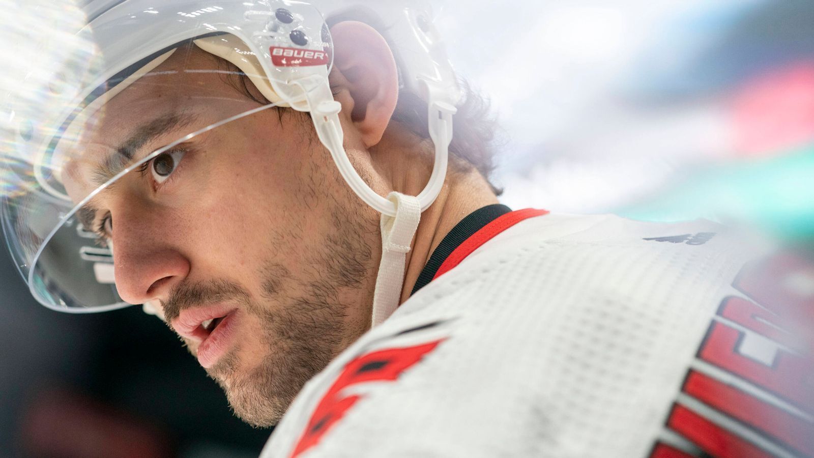 
                <strong>Ein Schweizer zählt zu den Top-Spielern der Hurricanes</strong><br>
                Der Schweizer Nino Niederreiter ist bei den Carolina Hurricanes ein absoluter Leistungsträger. Der 29-Jährige spielte in der NHL bereits für Minnesota Wild und die New York Islanders, ehe er im Januar 2019 im Tausch für Victor Rask zu den Carolina Hurricanes transferiert wurde. Vergangene Saison war Niederreiter mit 20 Toren und 14 Vorlagen in 56 Spielen besonders effektiv. "Wenn wir unser Spiel aufziehen können, sind wir nur schwer zu schlagen", sagt der Stürmer über den erfolgreichen Saisonverlauf seiner Mannschaft.
              