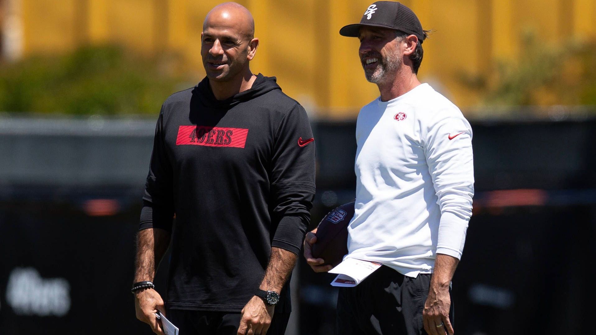 <strong>San Francisco 49ers: Umbau der Defense koordinieren</strong><br>Drei, wenn nicht gar vier Rookies könnten 2025 in der Startformation der 49ers-Defense stehen. Prominente Säulen sind gegangen oder wurden entlassen, im Draft wurde die Defensive klar priorisiert. Rückkehrer Robert Saleh als Defensive Coordinator trägt hier die Hauptverantwortung. Offensiv hingegen hat sich in der Bay Area kaum etwas verändert.