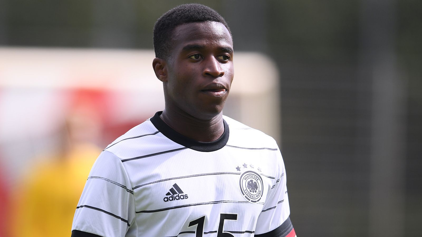 
                <strong>Youssoufa Moukoko (Deutschland)</strong><br>
                Er ist der Shootingstar überhaupt - auch weil er der mit Abstand jüngste Spieler werden kann, der je bei einer U21-EM gespielt hat. Den Rekord hält aktuell der Franzose Basile Boli, der bei der EM 1984 im Alter von 17 Jahren und 57 Tagen debütierte. Moukoko ist im November erst 16 geworden. Seither spielt er auch für die Profis von Borussia Dortmund in der Bundesliga, krönte sich auch dort zum jüngsten Spieler und Torschützen der Geschichte. Bisher gelangen dem Stürmer drei Liga-Treffer, zwei davon als Joker. Nun soll er das deutsche Team bei der U21-EM mit Toren versorgen.
              