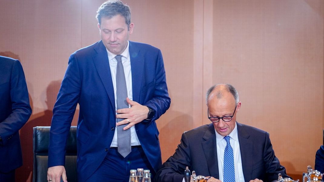 Lars Klingbeil (l, SPD), Bundesminister der Finanzen und Vizekanzler, und Bundeskanzler Friedrich Merz (CDU) nehmen an der ersten Sitzung des neuen Bundeskabinetts teil.
