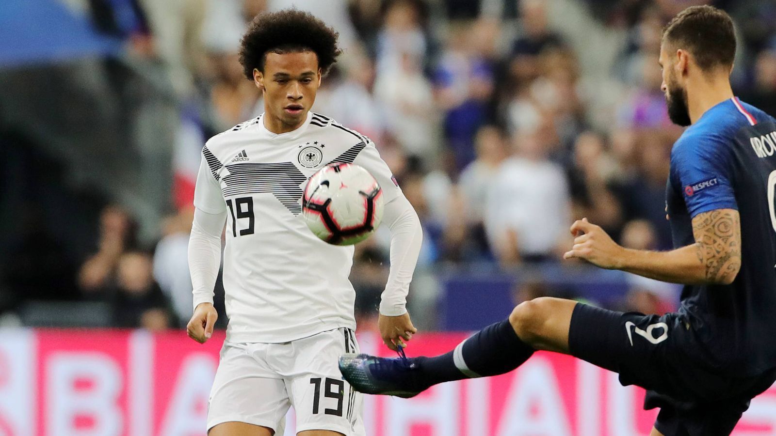 
                <strong>Leroy Sane (Deutschland)</strong><br>
                Mit seinem Antritt in den Strafraum erarbeitet der Flügelspieler, der auch den französischen Pass besitzt, den Handelfmeter. Wenig später wird er sträflich freigelassen und muss nachlegen – doch nach seinem einsamen Lauf auf das Tor verliert Sane seine Ruhe und legt viel zu optimistisch auf Werner ab. Insgesamt aber die erhoffte Belebung des Offensivspiels – auch wenn ihm die Leichtigkeit aus Manchester im DFB-Dress abgeht. Darf völlig ausgepumpt eine Viertelstunde vor Schluss runter. ran-Note: 2
              