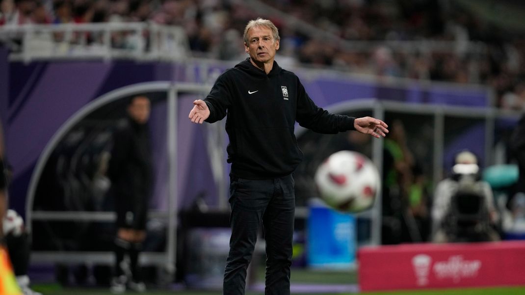 Jürgen Klinsmann droht nach der Niederlage beim Asien-Cup in Katar das baldige Aus als Trainer der südkoreanischen Fußball-Nationalmannschaft.