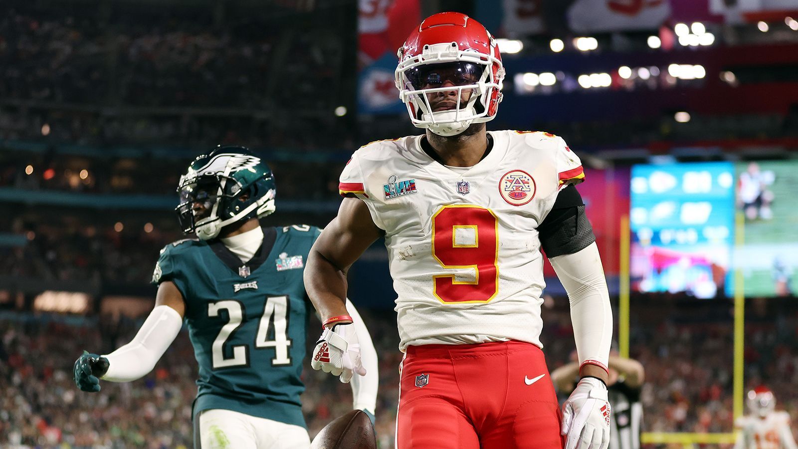 
                <strong>JuJu Smith-Schuster (New England Patriots)</strong><br>
                Weniger kompliziert wird's bei JuJu Smith Schuster. Der Wide Receiver der New England Patriots erhält für 950 Receiving Yards 750.000 US-Dollar. Das Doppelte gibt es, sobald er 1.100 Receiving Yards geknackt hat. Dies gelang ihm bisher ein Mal in seiner Karriere, 2018 mit den Pittsburgh Steelers.  
              