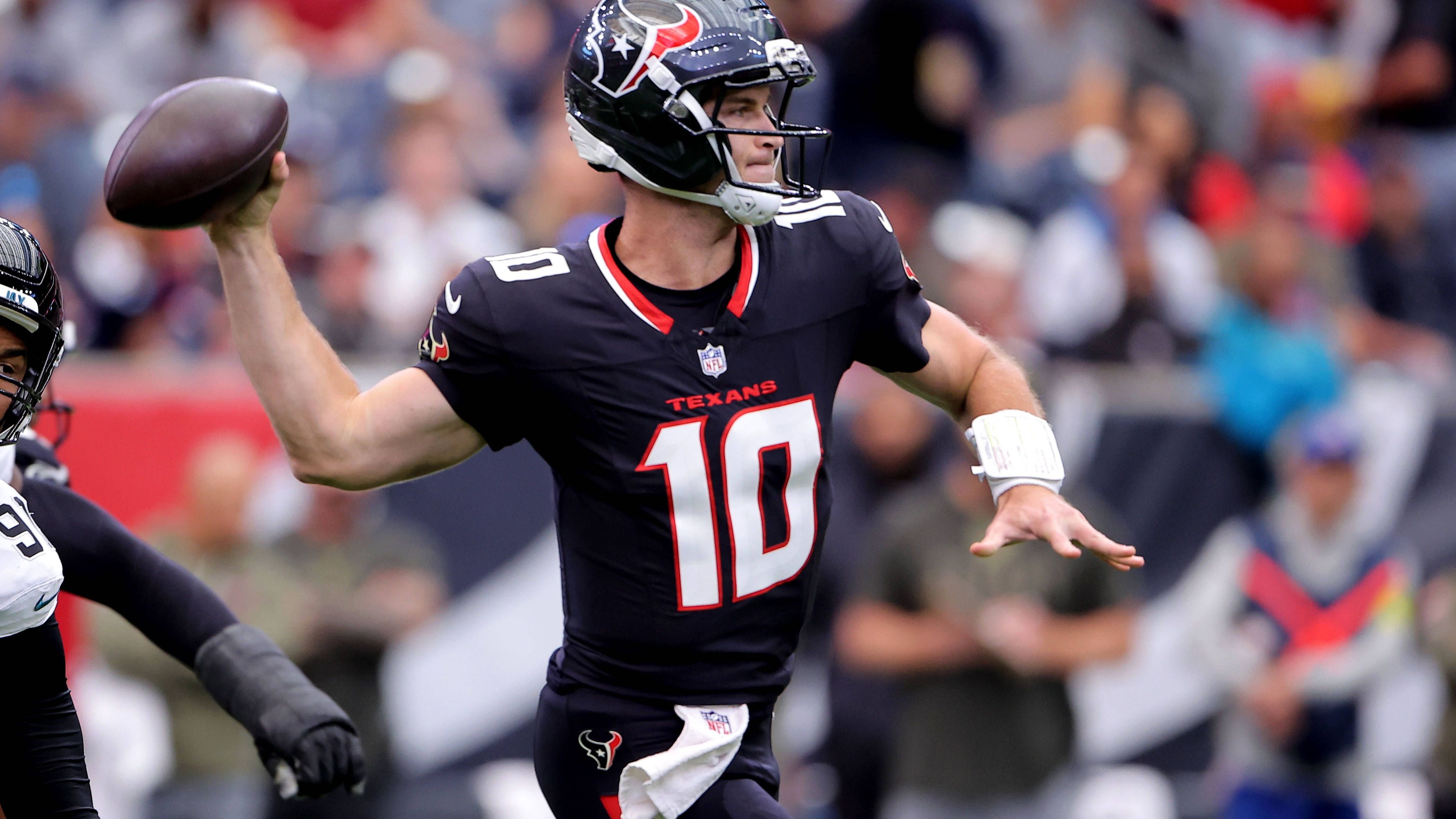 <strong>Platz 27: Davis Mills (Houston Texans)</strong><br>Weil C.J. Stroud sich nicht rechtzeitig von seiner Gehirnerschütterung erholt hat, darf Davis Mills zum zweiten Mal nacheinander starten. Gegen die Jacksonville Jaguars agierte er grundsolide, lieferte zwei Touchdown-Pässe bei einer Interception und einen Lauf in die Endzone. So kann es weitergehen.