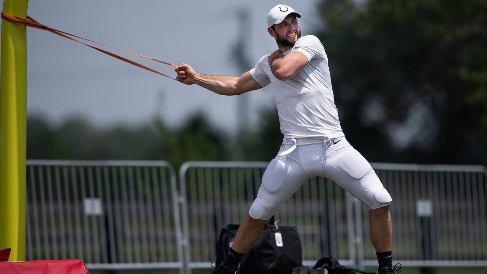 
                <strong>September 2015: Schulterverletzung </strong><br>
                Nach drei verletzungsfreien Spielzeiten in Indianapolis zieht sich Luck in Week 3 gegen die Tennessee Titans eine Schulterverletzung zu, kämpft sich aber durch die Partie und führt seine Mannen zu einem dramatischen 35:33-Comeback-Erfolg. In der Folge verpasst er die kommenden beiden Spiele.
              