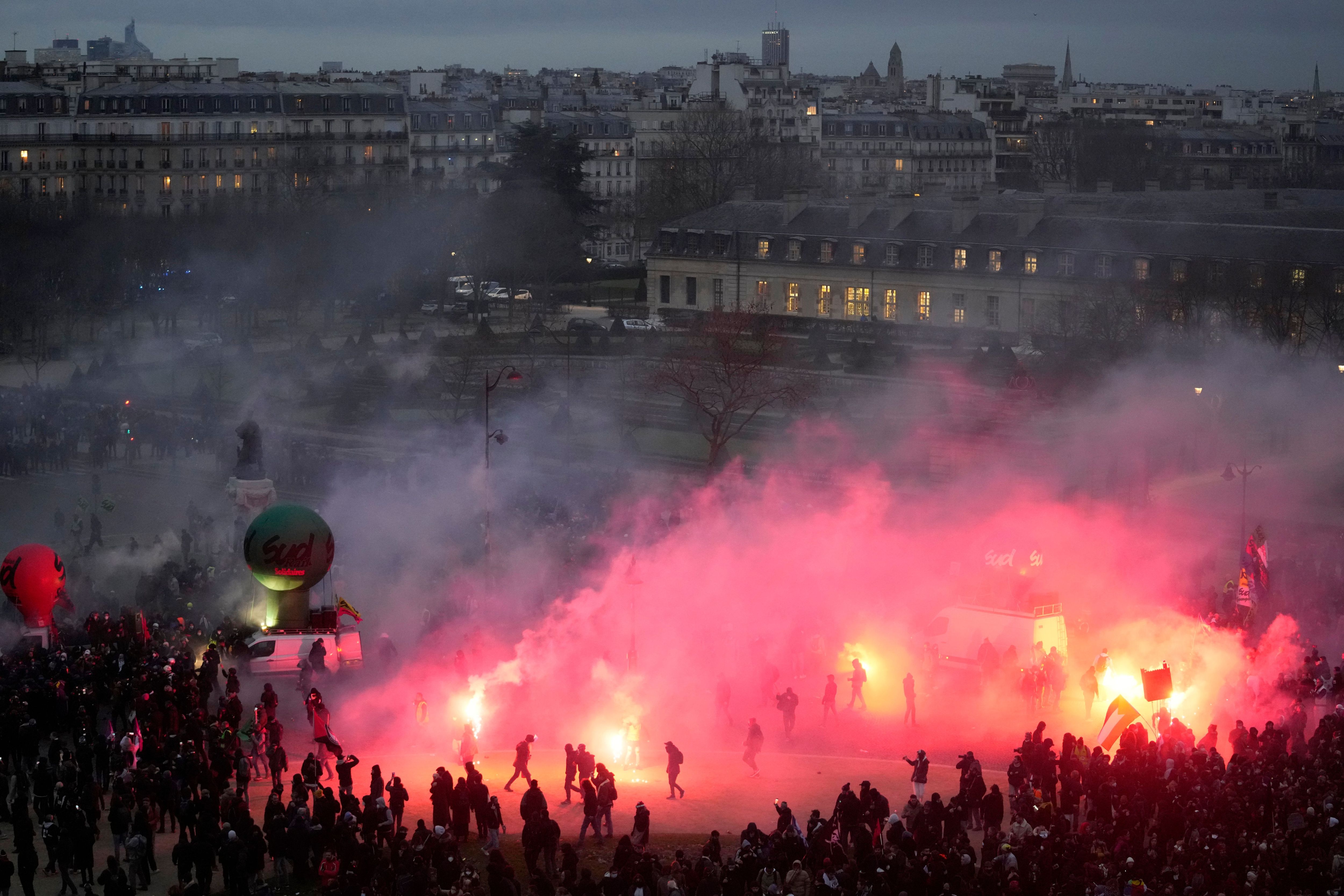 31. Januar 2023: Demonstrant:innen gehen gegen die geplante Heraufsetzung des Renteneintrittsalters durch Fackelrauch. 