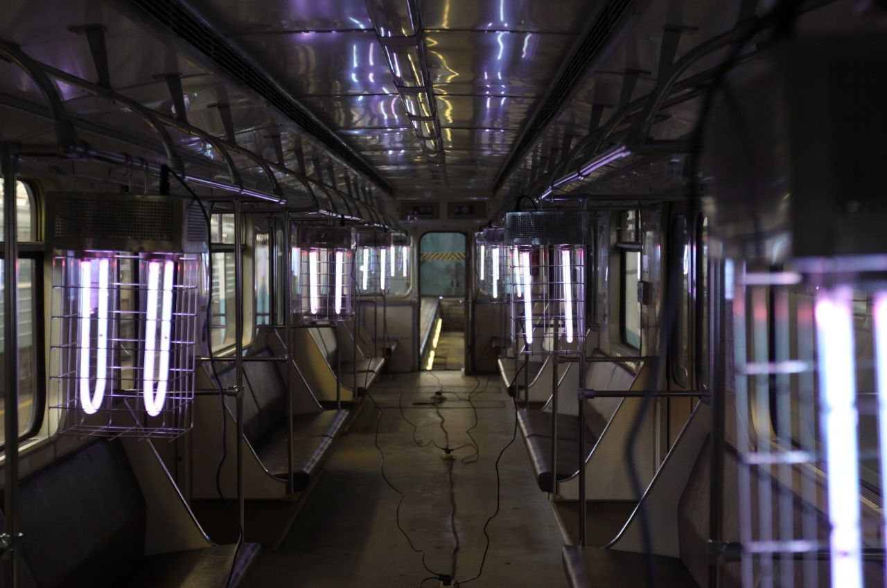 Schon vor Corona wusste man, dass UV-Licht sehr effektiv gegen Keime aller Art wirkt. Eine Moskauer U-Bahn wurde 2012 auf diese Weise desinfiziert.