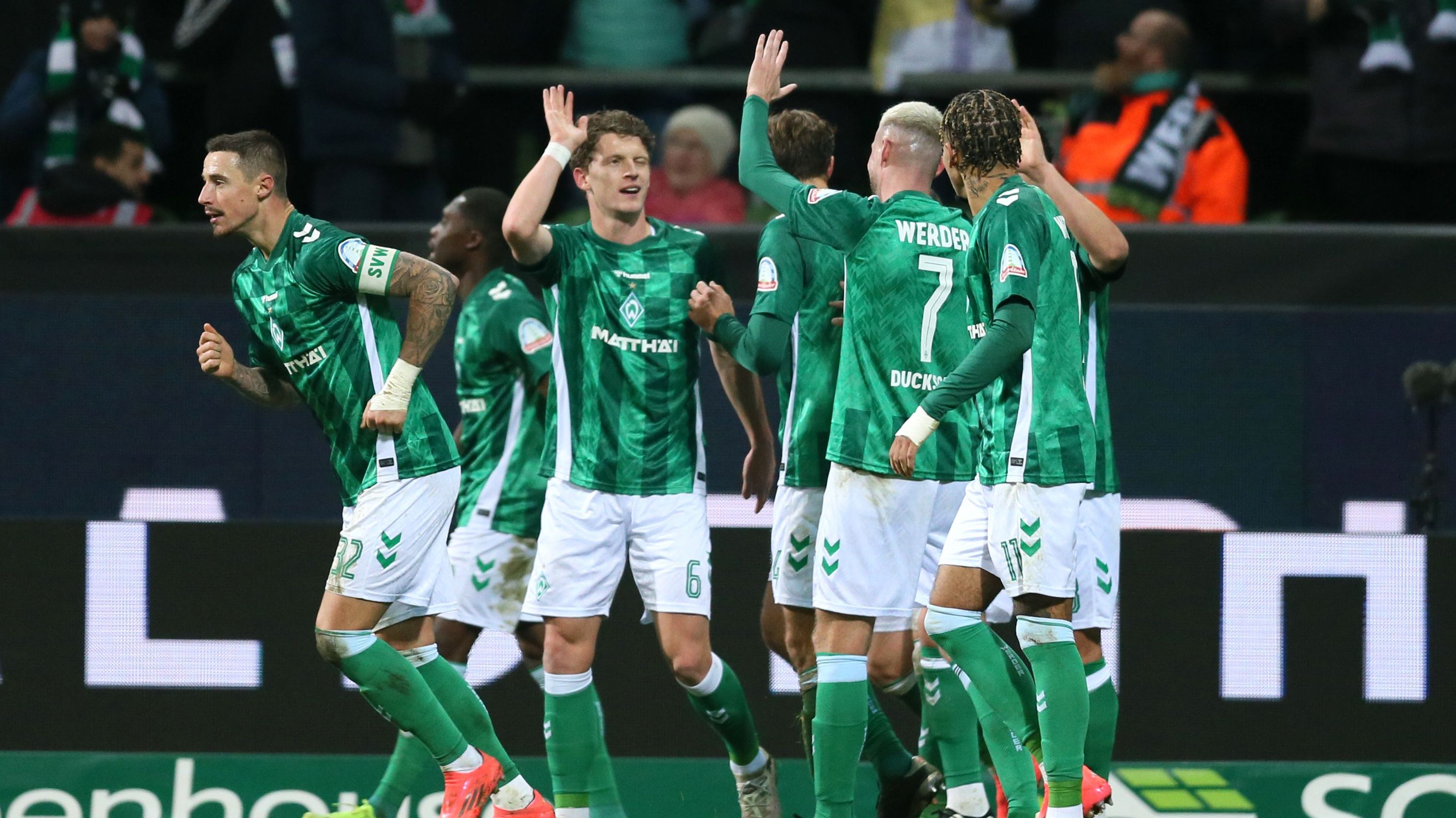 <strong>18. SV Werder Bremen</strong><br>Follower-Veränderung: −55.610<br><br>Sind die Werder-Fans etwa ein wenig undankbar? Dies könnte man meinen, zumal die Bremer gemessen an den Möglichkeiten eine sehr gute Hinrunde gespielt haben. Platz sieben ist definitiv positiv zu bewerten, jedoch scheint ein absolutes Zugpferd zu fehlen. Mit Derrick Köhn haben die Bremer zudem einen der Top-drei-Verlierer. Der Leih-Profi hat wohl einige Galatasaray-Fans verloren.