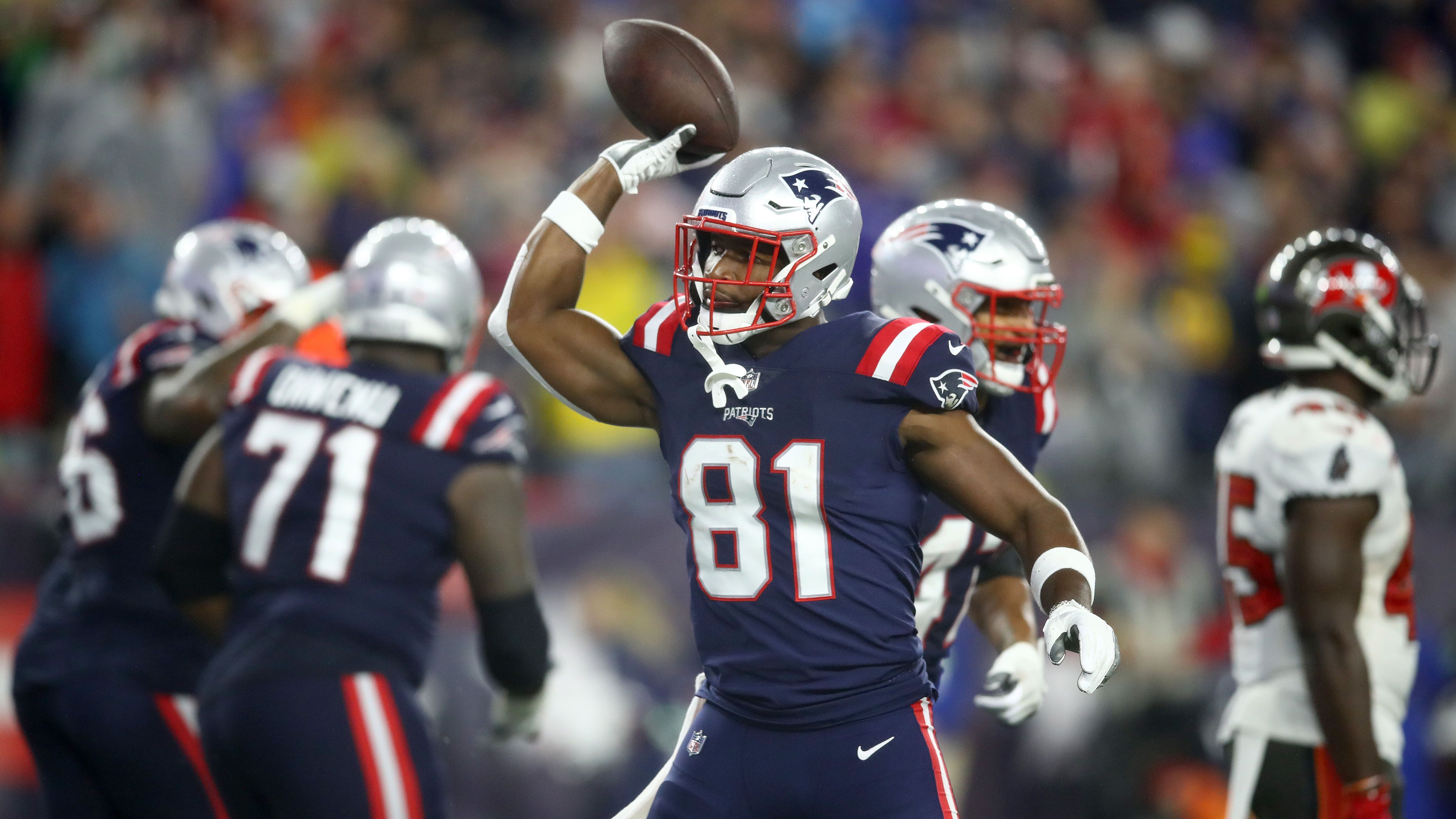 
                <strong>Jonnu Smith (New England Patriots)</strong><br>
                Er sollte der neue Star-Tight-End in Foxborough werden. Mit einem Vierjahresvertrag und 50 Millionen US-Dollar lockten die Patriots den 26-Jährigen nach New England. Doch bis dato konnte er dieser Summe nicht gerecht werden. Vor allem sein Spiel gegen die New Orleans Saints bleibt im Gedächtnis: Smith ließ reihenweise Bälle fallen und sah auch als Blocker nicht gut aus. Insgesamt kommt er in sieben Spielen nur auf 176 Yards und einem Touchdown. Im Vorjahr bei den Tennessee Titans waren es noch acht. 
              