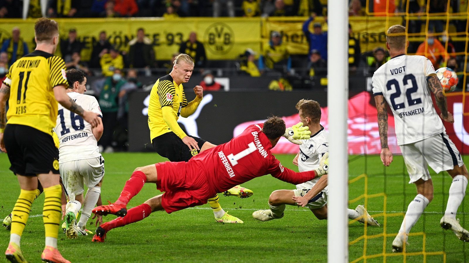 
                <strong>Das Torjägerduell bei Borussia Dortmund gegen TSG Hoffenheim</strong><br>
                Doch dann donnert der BVB-Knipser die Kugel in der Nachspielzeit aus kurzer Distanz aus dem Tohuwabohu heraus zum Siegtreffer in die Maschen, nachdem Oliver Baumann zunächst bravourös gegen Marius Wolf und Youssoufa Moukoko zur Stelle ist. Was für ein Tor!
              