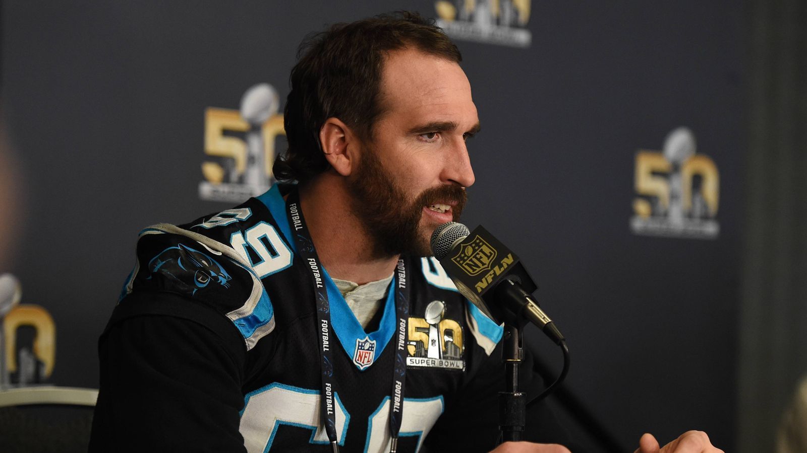 
                <strong>Jared Allen (Defensive End)</strong><br>
                Einen ganz besonderen Rekord hält Jared Allen. Der Defensive End, der 2004 in Runde vier von den Kansas City Chiefs gedraftet wurde, schaffte in seiner Karriere vier Safetys; er führt zusammen mit Ted Hendrick und Doug English diese Liste an. 2001 produzierte Allen beeindruckende 22 Sacks, womit der viermalige All-Pro nur um einen halben Sack den Rekord von Michael Strahan verpasste.
              