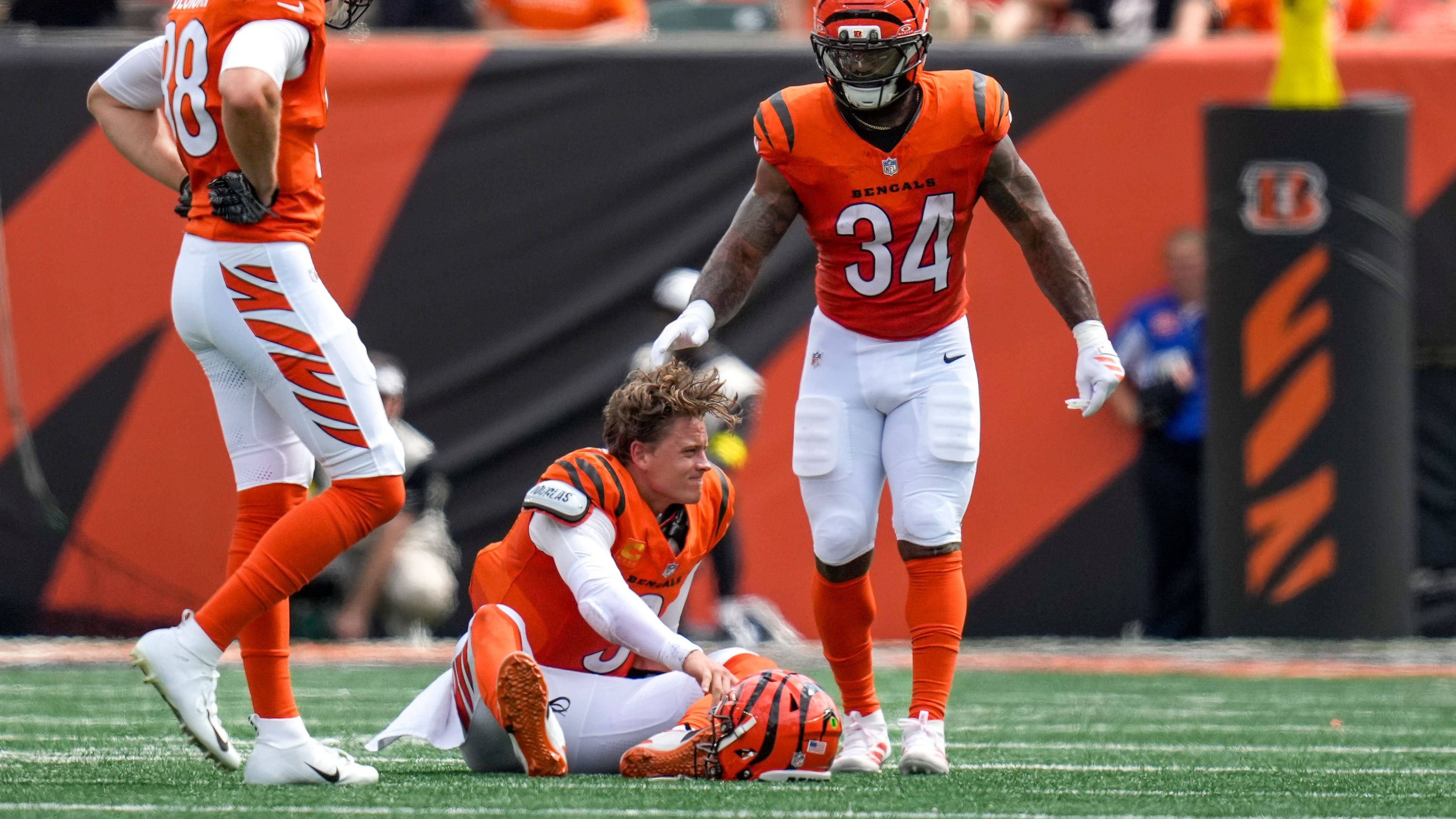 <strong>Großangriff gescheitert?</strong><br>Jetzt also volle Offensiv-Power für den Quarterback, der eine volle Saison bewiesen hatte, dass er weiterhin allerhöchstens NFL-Niveau hat. Leider nicht mit Joe Burrow. Im zweiten Saisonspiel verletzte er sich gegen die Jacksonville Jaguars so schwer am Zeh, dass er operiert werden muss, wie sein Trainer am Montag in einer Medienrunde bestätigte.