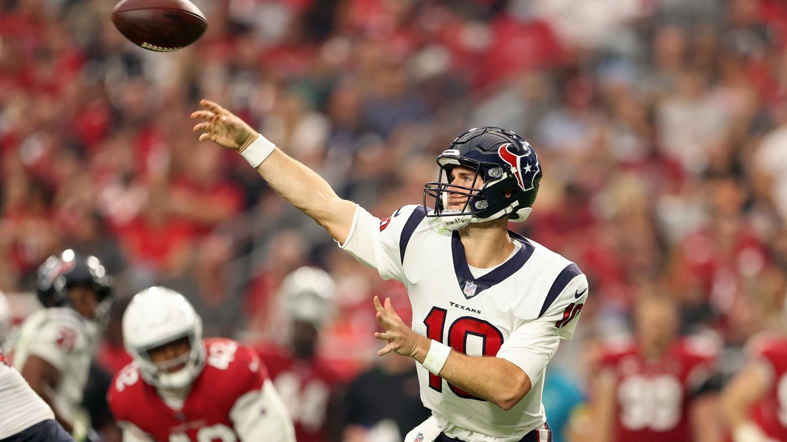 
                <strong>Davis Mills (Houston Texans)</strong><br>
                Die Cardinals bleiben weiter ungeschlagen! Auch die Houston Texans und Davis Mills konnte gegen aktuell formstärkste Franchise der NFL nicht gewinnen. 31:5 hieß es am Ende. Mills lieferte kein gutes Spiel ab, warf keinen Touchdown und verlor per Fumble einmal den Ball. 135 erworfene Yards bei 23 angebrachten Pässen und 32 Pässen sprechen eine deutliche Sprache. Zudem kehrt Tyrod Taylor in dieser Woche zurück ins Training. Gut möglich, dass dieser schon beim nächsten Spiel gegen die Los Angeles Rams wieder "under Center" steht und die Geschicke der Texans-Offensive leitet.
              