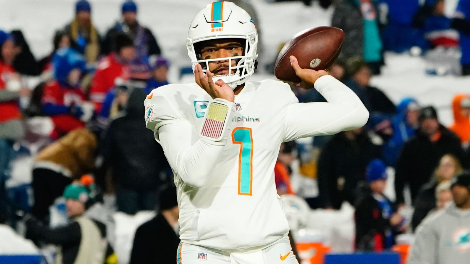 
                <strong>Tua Tagovailoa (Quarterback, Miami Dolphins)</strong><br>
                Eigentlich hatte sich die ganze NFL-Welt schon darauf eingestellt, dass Tua Tagovailoa in den Pro Bowl gewählt wird. Schließlich führte er das Fan-Voting an, er erhielt - positionsunabhängig - die meisten Stimmen. Umso schockierter waren die Fans, als er am Ende nicht zu den drei ausgewählten Quarterbacks der AFC gehörte. Gerade zu Beginn der Saison zeigte der Hawaiianer, dass er leistungsmäßig nochmal einen gehörigen Schritt nach vorne gemacht hat. Eine Nominierung wäre mehr als gerechtfertigt gewesen. 
              