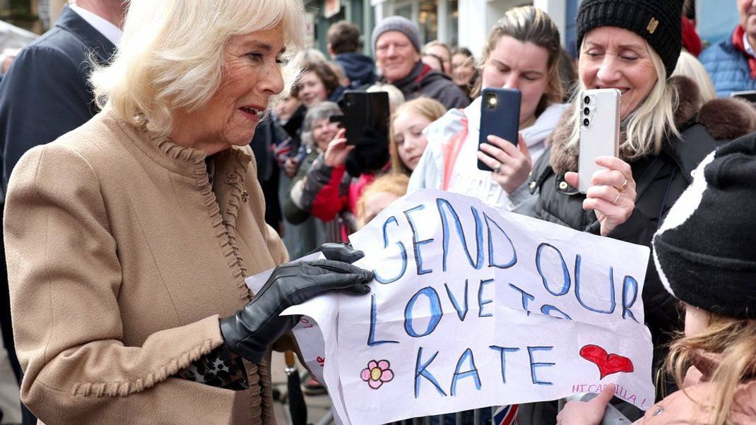 Königin Camilla ist gerührt von den Genesungswünschen für Prinzessin Kate.