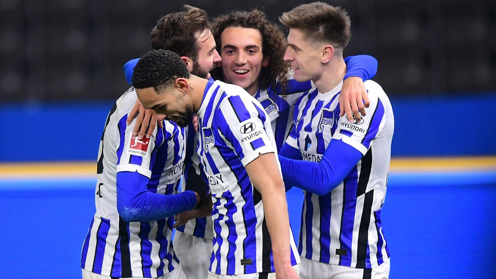 
                <strong>Joker Piatek trifft zum Endstand</strong><br>
                Und es kam sogar noch schlimmer: Nur zwei Minuten nach seiner Einwechslung traf Hertha-Joker Piatek nach einem Konter zum 0:3-Endstand aus Schalker Sicht. Für die Königsblauen das 39. (!) Gegentor der Saison, bei ganzen acht selbst erzielten ...
              