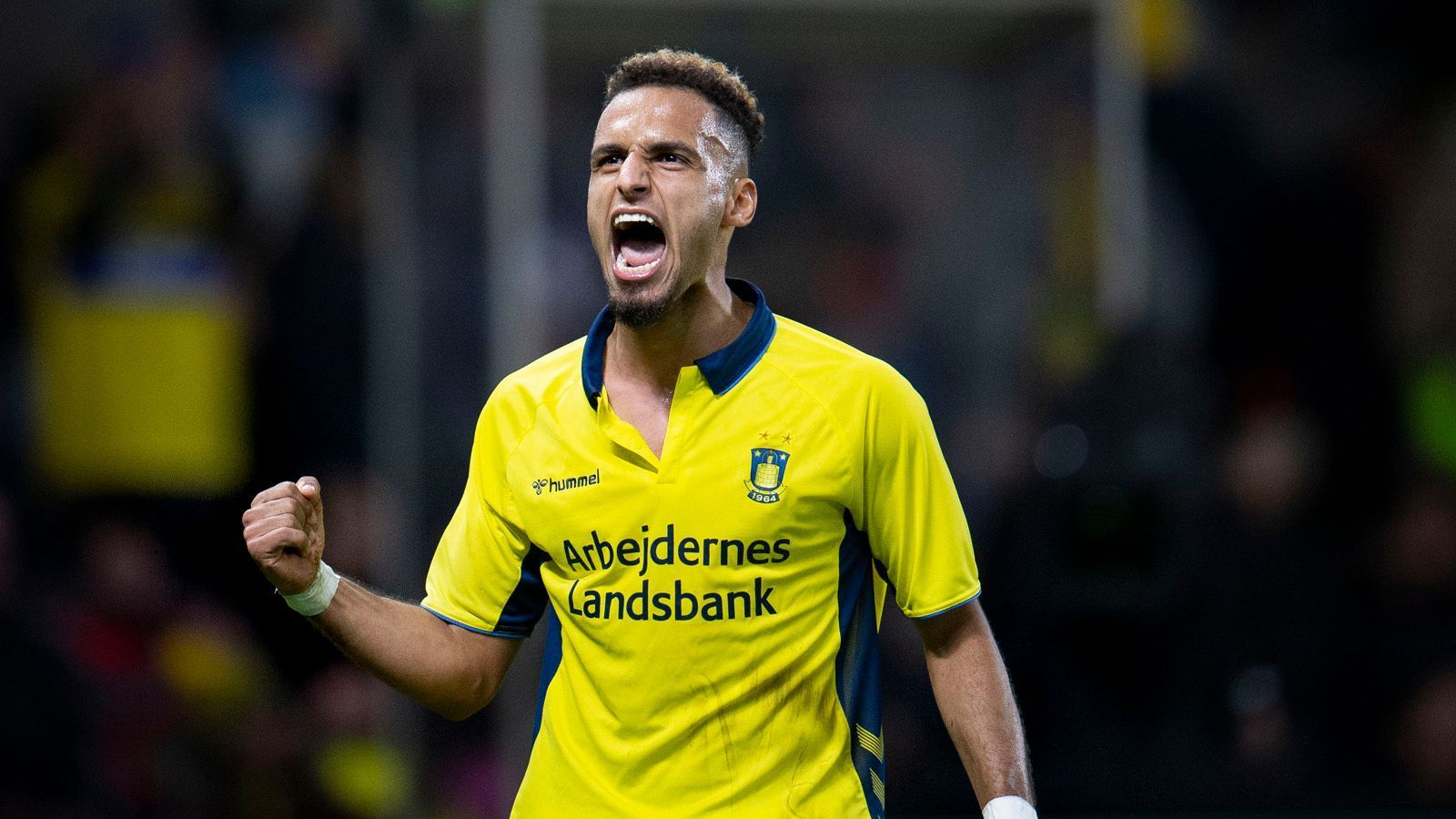 
                <strong>Hany Mukhtar (Nashville SC)</strong><br>
                Der in Berlin geborene Mittelfeldspieler hat in seiner Vita schon zahlreiche namhafte Vereine stehen. In der Jugend von Hertha BSC großgeworden, wechselte er im Januar 2015 zu Benfica Lissabon. Sieben Monate später folgte die Leihe zu Red Bull Salzburg. In der Mozartstadt hielt es Mukhtar aber nur eine Saison, anschließend wurde er von den Portugiesen erneut verliehen, diesmal zu Bröndby IF, die ihn nach Leihende fest verpflichteten. In Dänemark blieb der deutsche U19-Europameister von 2014 zweieinhalb Jahre, bevor er nach 134 Spielen im Januar 2020 in die MLS nach Tennessee wechselte, zum dortigen Klub Nashville SC.
              