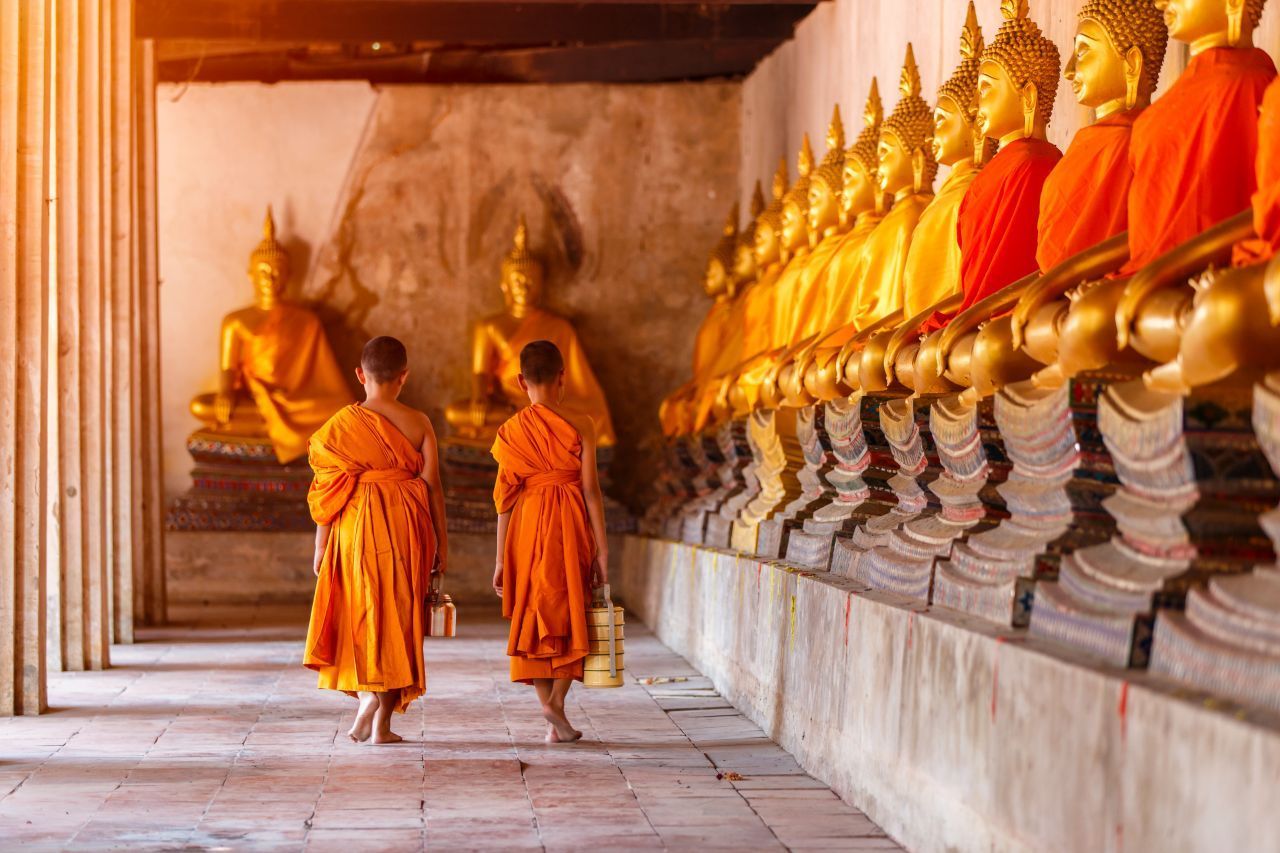 Vassa heißt die Zeit, in der sich buddhistische Mönche ganz ins Kloster zurückziehen. Sie dauert 3 Monate, von Juli bis Oktober. In Thailand heißt der erste Tag dieser Zeit Khao Phansa, er wird ebenfalls gefeiert.