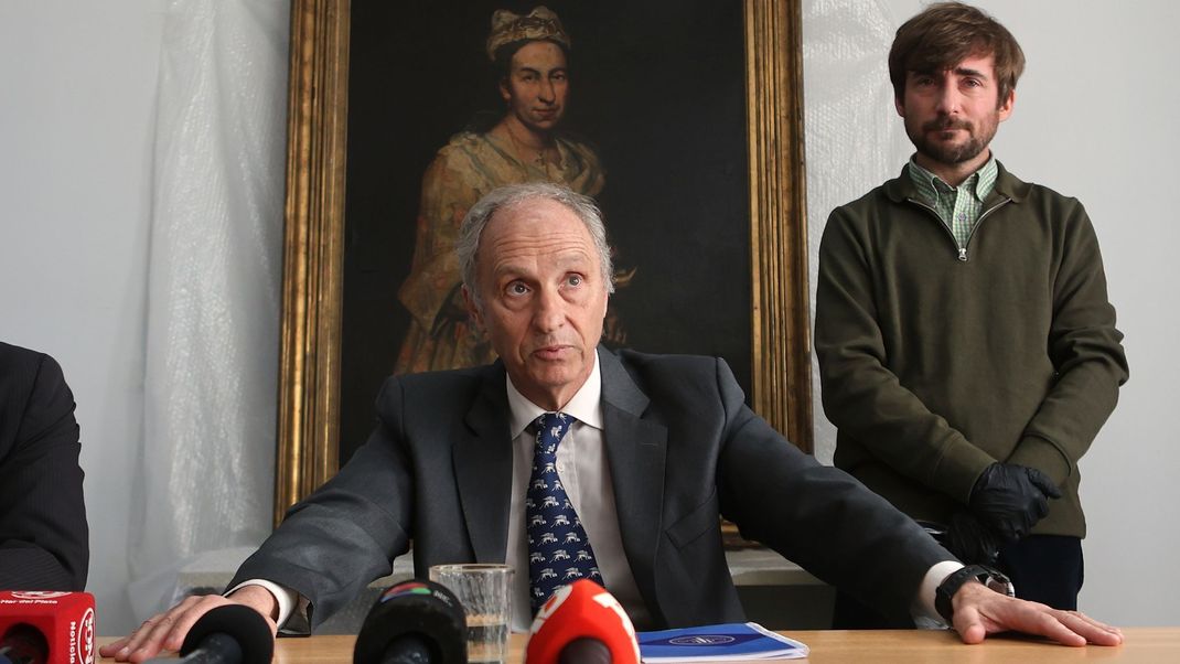 Staatsanwalt Daniel Adler (Mitte) präsentiert das zurückgegebene Raubkunst-Gemälde "Porträt einer Dame" – ein Werk mit bewegter Geschichte.