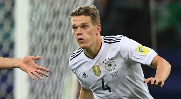 
                <strong>Matthias Ginter</strong><br>
                Ganz wichtig, dass Ginter kurz vor der Pause den Kopf an eine Mexiko-Flanke bekommt, Gimenez hinter ihm hat quasi schon gejubelt. Wenn über einen Abwehrspieler nur wenige Worte verloren werden müssen, kann der nicht viel verkehrt gemacht haben. So wie Ginter heute. ran-Note: 3
              