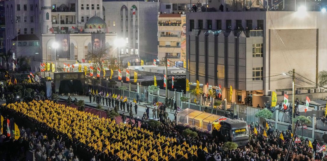 Die Särge des ehemaligen Hisbollah-Führers Nasrallah und des Hisbollah-Funktionärs Safi al-Din passiert die Ehrengarde der Hisbollah während eines Trauerzuges auf dem Friedhof in den südlichen Vororten von Beirut. 