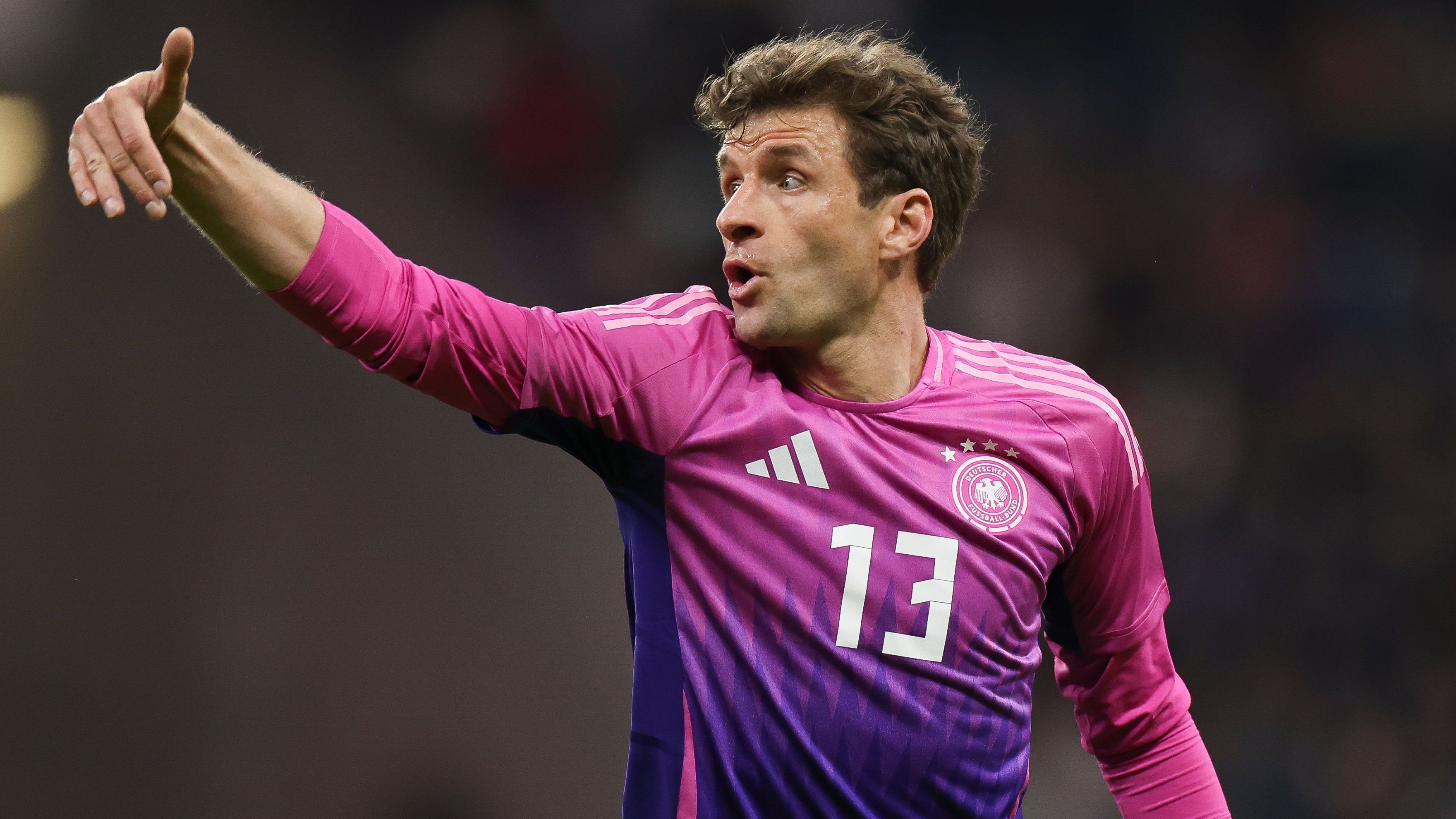 <strong>Offensives Mittelfeld: Thomas Müller (FC Bayern München)</strong><br>Eine Startelf-Garantie kann es für Müller nicht mehr geben, aber aufgrund seiner Erfahrung und seiner Genialität, in wichtigen Situationen das Besondere erzwingen zu können, gehört er in den Kader. Nicht zu vergessen seine Bedeutung als Stimmungskanone oder auch - wenn es sein muss - Führungsspieler, der die richtigen Worte findet.