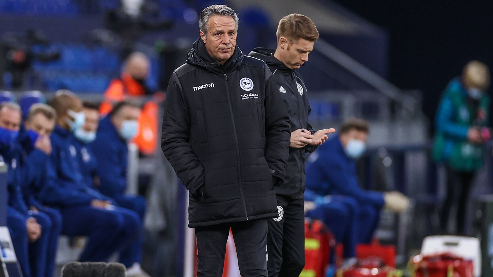 
                <strong>Arminia Bielefeld: Uwe Neuhaus (Vertrag bis 2022)</strong><br>
                Platz 16 ist für die Arminia ob der Umstände in dieser Saison wohl schon als Erfolg zu werten. Neuhaus führte Bielefeld ins Oberhaus, erfüllte sich damit auch einen persönlichen Traum. Seit über zwei Jahren steht der 61-Jährige an der Seitenlinie. Derzeit gibt es keine Entwicklungen, die auf eine baldige Trennung hindeuten. 
              