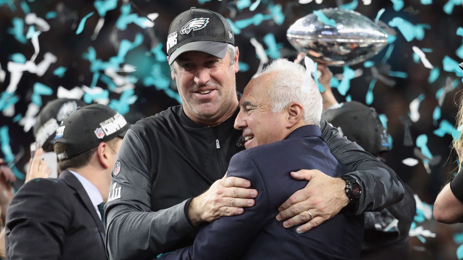 <strong>Ein beispielloser Absturz der Eagles: Vom Super Bowl in die Bedeutungslosigkeit</strong><br>
                Im Februar 2018 standen die Philadelphia Eagles an der Spitze der NFL. Mit 41:33 triumphierten sie gegen die New England Patriots und gewannen damit ihren ersten Super Bowl. Fast drei Jahre später ist die Situation eine andere: Head Coach Doug Pederson wurde nach einer schwachen Saison entlassen, Franchise-Quarterback Carson Wentz musste seinen Platz für Rookie Jalen Hurts räumen und die Defense gleicht einem Scherbenhaufen. Auf die Verantwortlichen um Besitzer Jeffrey Lurie kommt eine Menge Arbeit zu.<br>Auch interessant: <a data-li-document-ref="478728" href="https://www.ran.de/sports/american-football/nfl/news/nfl-philadelphia-eagles-kenny-pickett-blamiert-sich-mit-fumble-fail-478728">NFL: Kenny Pickett von den Philadelphia Eagles leistet sich Fumble des Jahres</a>