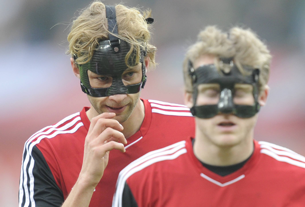 
                <strong>Andre Schürrle und Simon Rolfes</strong><br>
                Im Masken-Doppelpack treten auch Andre Schürrle und Simon Rolfes auf. Im März 2012 laufen die beiden Leverkusener im Heimspiel gegen Gladbach auf. Allerdings kein gutes Omen für Lewy: Die Werkself muss sich den Borussen mit 1:2 geschlagen geben.
              