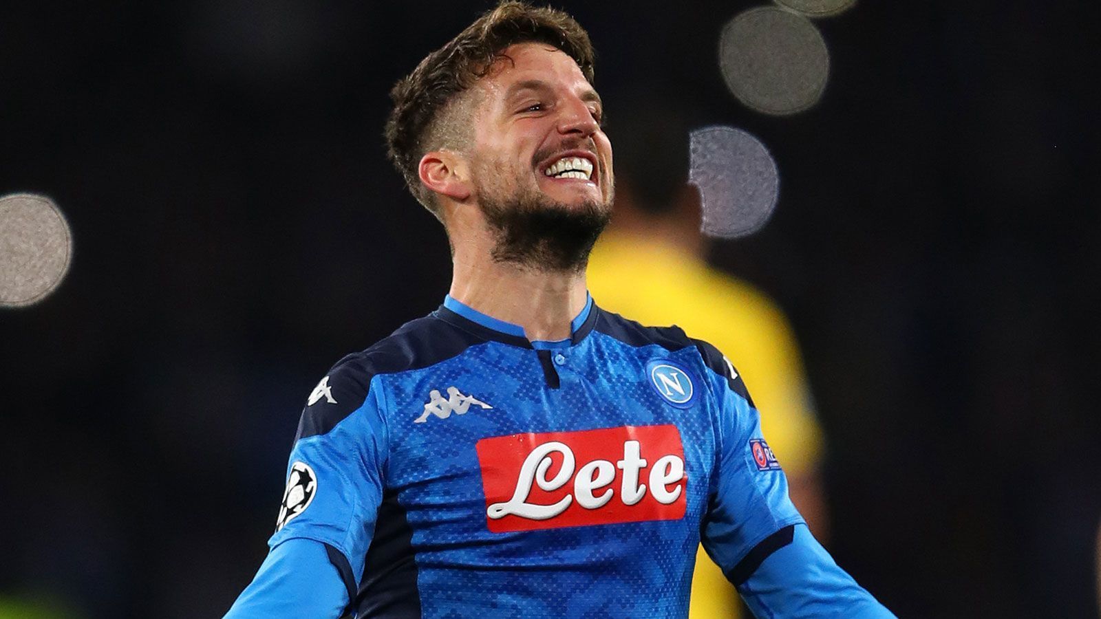 
                <strong>Dries Mertens (SSC Neapel)</strong><br>
                Im am härtesten vom Coronavirus betroffenen Land Europas steht natürlich auch das größte Fragezeichen hinter der Saison-Fortsetzung. Eine der größten Attraktionen der Serie A ist der nur 1,69 Meter kleine Dries Mertens, der ebenfalls auf das Faustpfand eines ablösefreien Abschieds vom SSC Neapel nach sieben Jahren zu setzen scheint. Im Januar soll der FC Chelsea nach Informationen von "Sky Italia" angeklopft haben, es kam jedoch nicht zu einer Einigung zwischen beiden Vereinen. Hartnäckig halten sich Gerüchte über ein Interesse von Inter Mailand, auch Atletico Madrid soll in der Verlosung sein. Fragt sich nur, ob Mertens noch die anfangs erhofften Summen für sich herausschlagen kann.
              