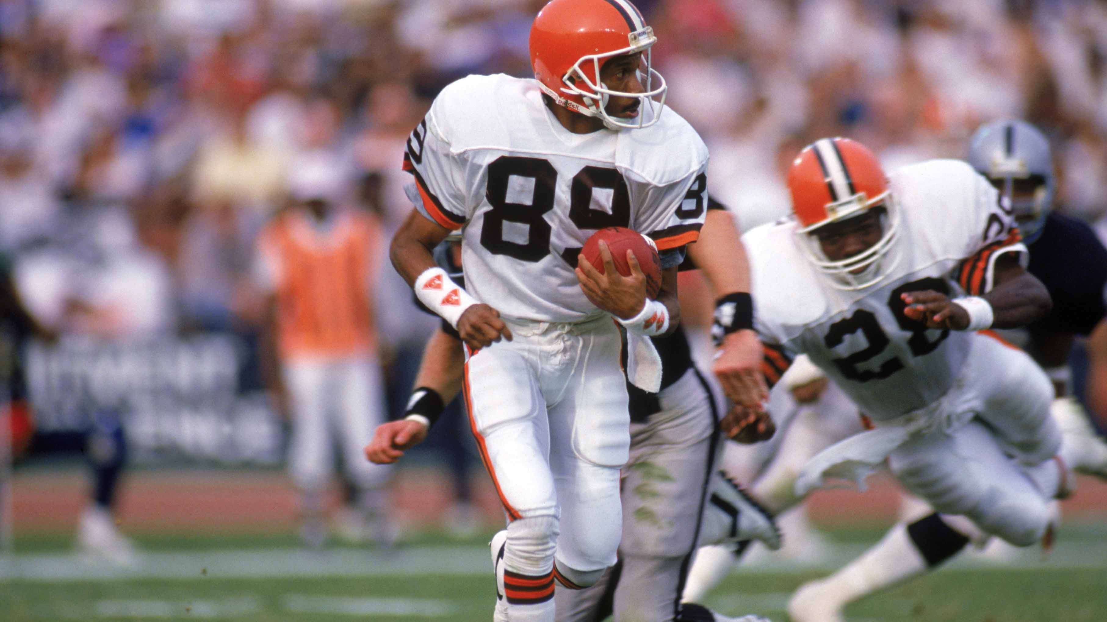 
                <strong>1984: Grundlegende Änderungen bei den Trikots</strong><br>
                Neun Jahre später greifen die Cleveland Browns zu grundlegenden Änderungen. Die orangefarbenen Hosen gehören der Vergangenheit an und es werden weiße Hosen präsentiert. Braun-orange Streifen prägen diese Hosen. Dazu präsentieren die Browns braune Trikots mit orangefarbenen Rückennummern. Dieses neue Trikot wird allerdings nach der Preseason gestrichen, da viele Zuschauer die Rückennummern nicht erkennen können.
              