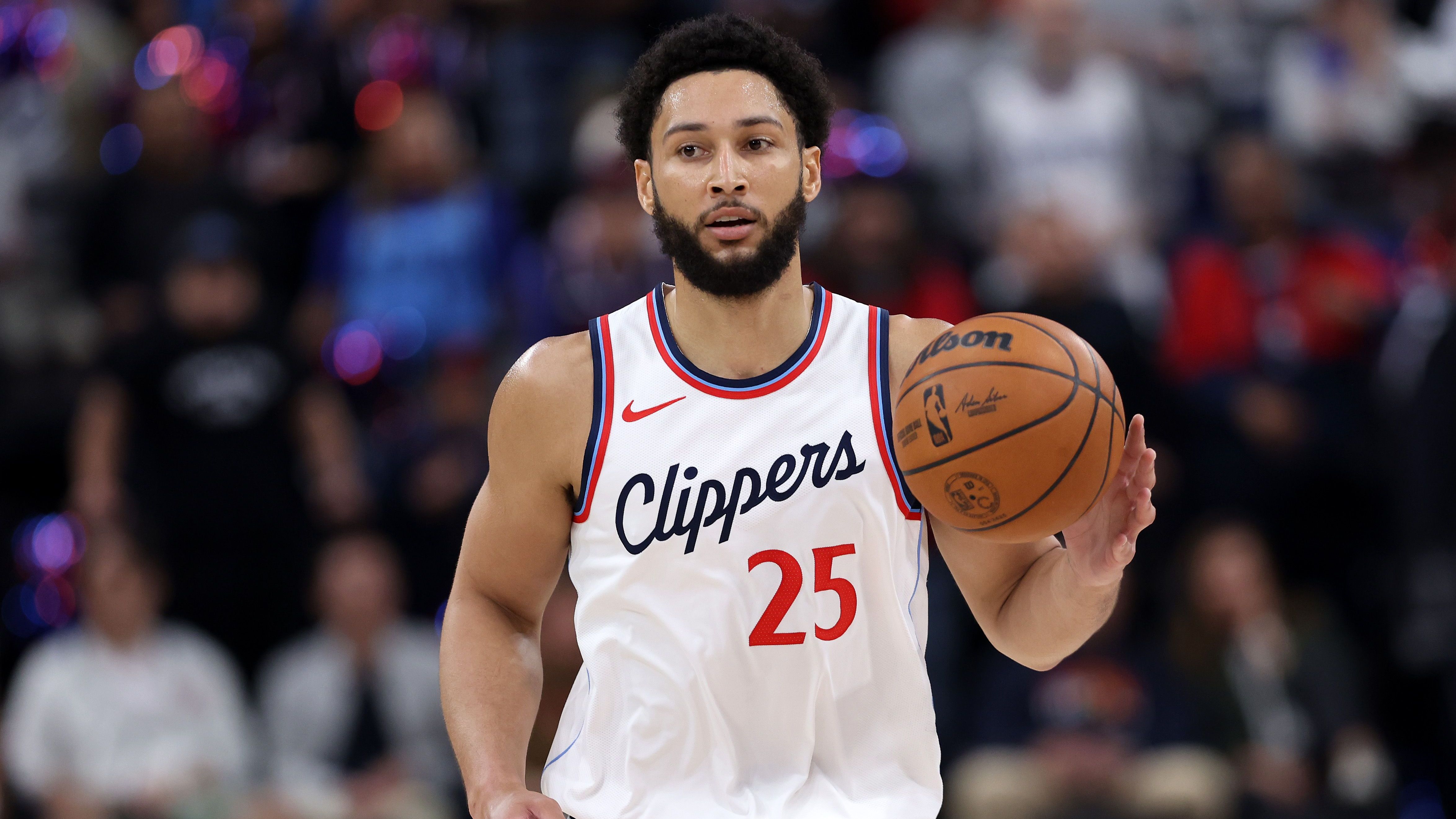 <strong>Ben Simmons (zuletzt Los Angeles Clippers/UFA)</strong><br>2016 von den Philadelphia 76ers als erster Pick im Draft ausgewählt und von vielen NBA-Analysten mit LeBron James verglichen, konnte Ben Simmons sein enormes Potenzial nie ausschöpfen. Einen verlässlichen Wurf entwickelte er nie, ist aber inzwischen ein solider Allrounder, der vor allem mit starker Defense und gutem Playmaking überzeugt.
