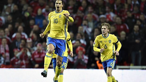 
                <strong>Schweden</strong><br>
                Schweden: Zlatan Ibrahimovic kann sich eine EM ohne seine Anwesenheit auf dem Rasen nicht vorstellen - muss er auch nicht. In den Play-offs gegen Dänemark schießt der Superstar seine Schweden nach Frankreich. Nur auf den "Lord" Nicklas Bendtner müssen wir im Sommer 2016 leider verzichten. Man kann eben nicht alles haben.
              