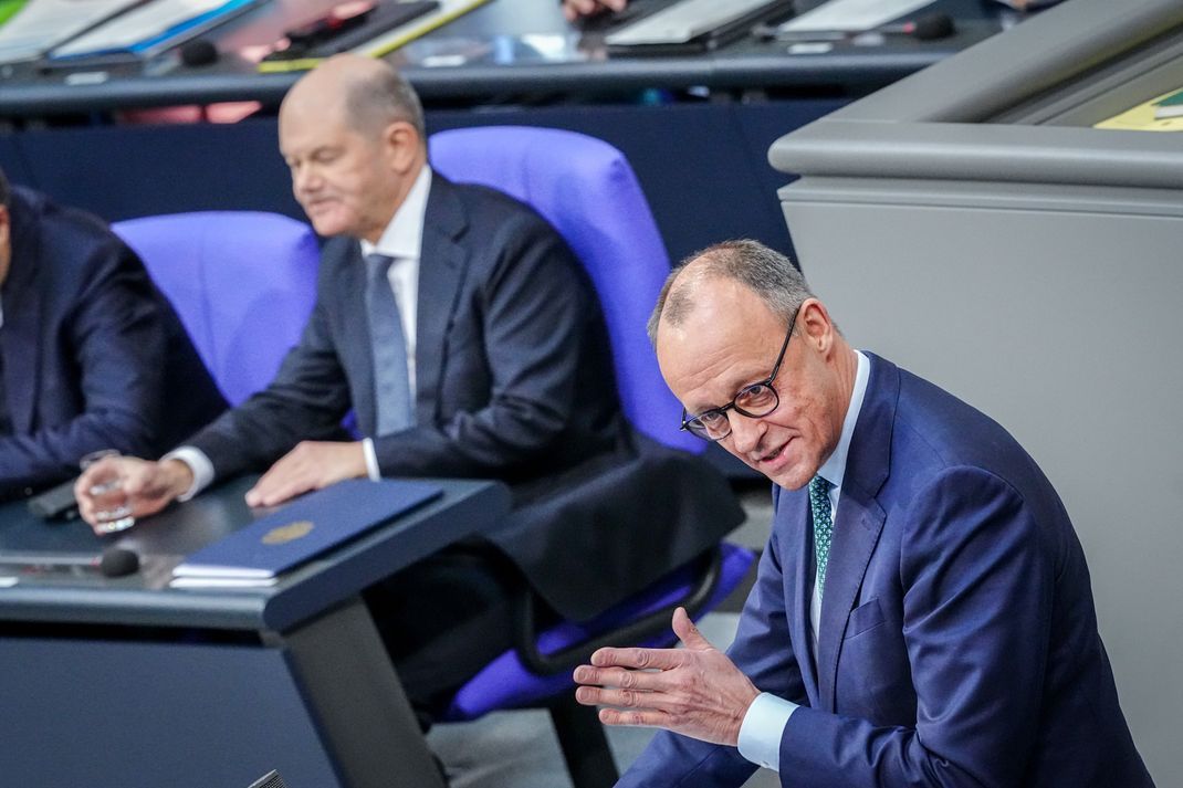 Schon zu Beginn seiner Rede attackierte Friedrich Merz (rechts) den Bundeskanzler.