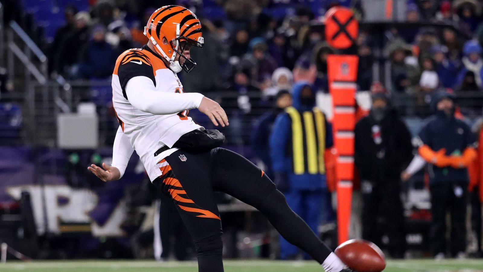 
                <strong>Kevin Huber (Cincinnati Bengals)</strong><br>
                Auch Punter können am letzten Spieltag abräumen. Bengals-Punter Kevin Huber belegt mit seinem Punting-Schnitt Platz elf in der NFL und bekommt 150.000 Dollar, wenn er es in die Top Ten schafft.
              