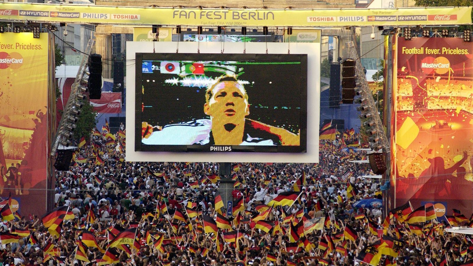 
                <strong>Partystimmung auf der Fanmeile</strong><br>
                Public Viewing ist angesagt. Auf der Berliner Fanmeile kommen hunderttausende Menschen zusammen.
              